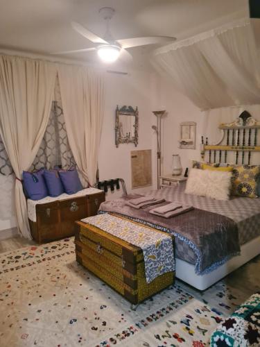 een slaapkamer met 2 bedden en blauwe kussens bij Casa Esti in Olhão