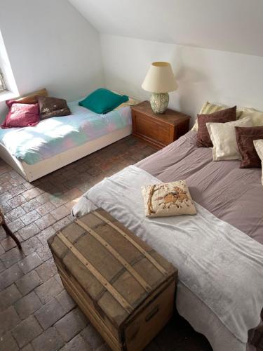 A bed or beds in a room at La Maison du meunier