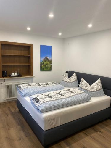 een slaapkamer met 2 bedden in een kamer bij Martinshof Ladis inklusive Super Sommercard in Ladis
