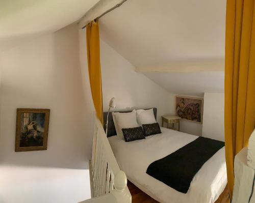 Postelja oz. postelje v sobi nastanitve La Tour du Domaine de Choisy