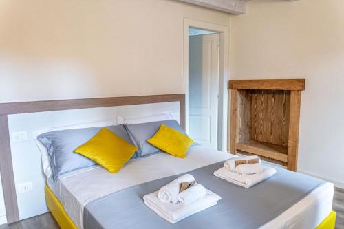a bedroom with a bed with towels on it at Alloggio turistico Corte Grisi in Badia Calavena
