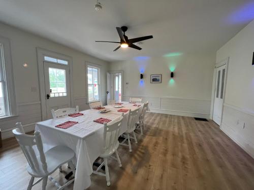 a dining room with a table and chairs and a ceiling fan at OH Victoria Hotel - Red Beard Suite 2B 2BTH in Hampton 