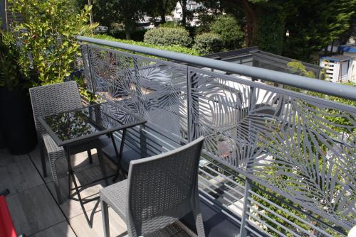 a balcony with two chairs and a table on it at MOR-HA-MARCH Chambres d'Hôtes in Sarzeau