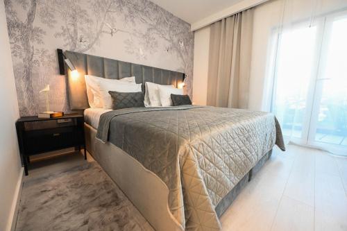 1 dormitorio con cama grande y ventana grande en Luxury Wellness & Spa Villa Depaja en Zadar