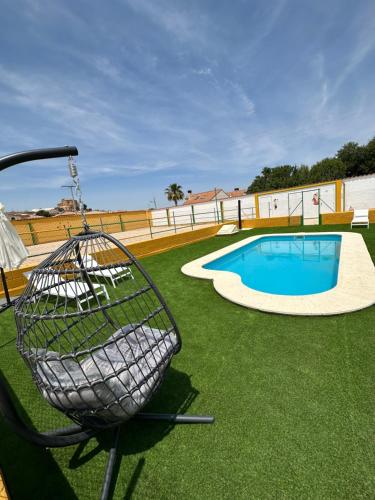 The swimming pool at or close to Casa Rural con Piscina, Celebración Eventos y Bodas Cerca de Madrid