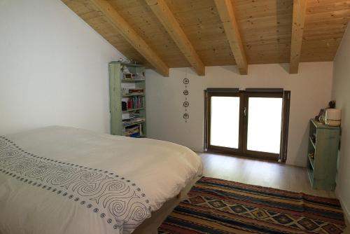 a bedroom with a bed and a window at Apartment Bed&Bike in Arco