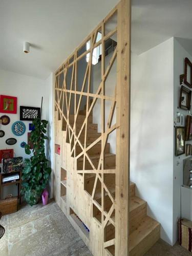 un escalier en bois dans un salon avec un escalier dans l'établissement Ecole des hautes cotes, à Fussey