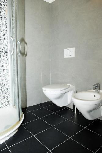 a bathroom with a toilet and a bidet at Apartment Bed&Bike in Arco