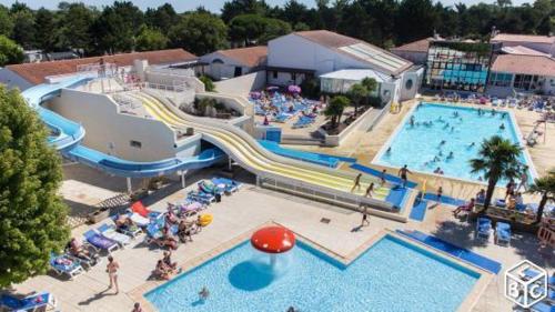 vista aerea su una grande piscina in un resort di MH 3ch calme Bois Dormant accueil personnalisé a Saint-Jean-de-Monts