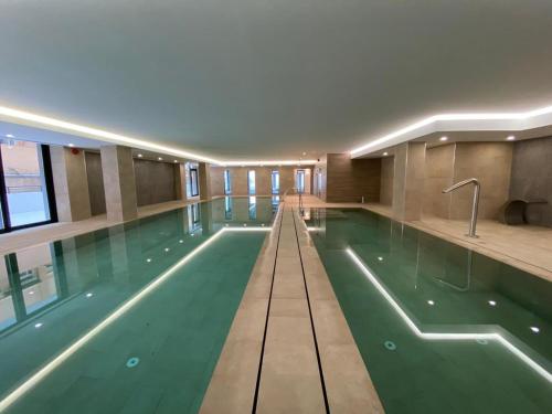 Modern Apartment with Spa and Pool 내부 또는 인근 수영장