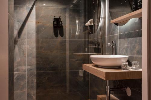 La salle de bains est pourvue d'un lavabo et d'une douche. dans l'établissement Landgoed Groot Warnsborn, à Arnhem