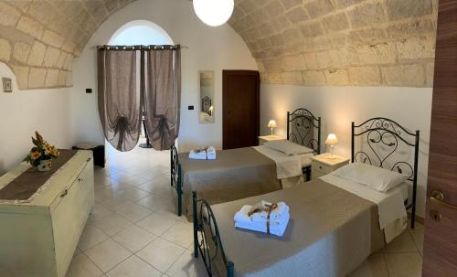a bedroom with two beds in a room at CASE VACANZA ZOE - LUNA in Serrano
