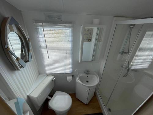 łazienka z umywalką, toaletą i prysznicem w obiekcie Golden Palm Resort - Carnival - Coastal Caravan Breaks w mieście Chapel St Leonards