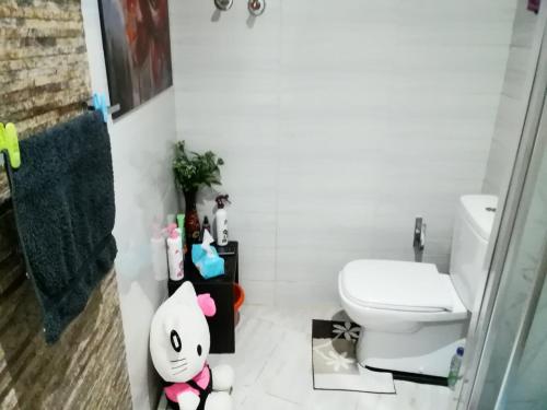 een badkamer met een wit toilet en een wit bij كمبوند الجندول in Hurghada