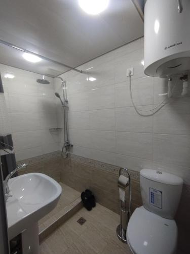 een badkamer met een toilet en een wastafel bij Qozi Hotel in Samarkand