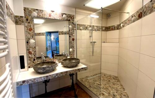a bathroom with two sinks and a shower at Residenz im Alten Wasserturm in Wuppertal