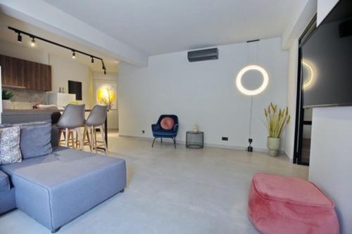 ein Wohnzimmer mit einem Sofa und einer Küche in der Unterkunft Animus Premium apt in Nafplio