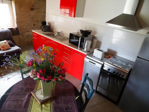 Photo de la galerie de l'établissement Charmante maison à Frayssinet-le-Gélat 25.2m² avec piscine partagée, à Frayssinet-le-Gélat