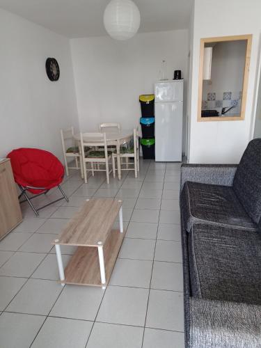un salon avec un canapé et une table dans l'établissement APPARTEMENT BORD DE MER, à Saint-Hilaire-de-Riez