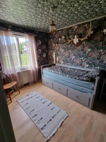 - une chambre avec un lit, une fenêtre et un tapis dans l'établissement Gamla Kooperativa, à Ekshärad
