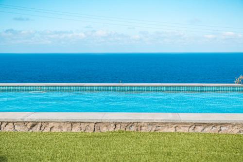 una piscina con l'oceano sullo sfondo di La Candia y el Mar a Valverde