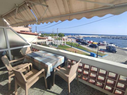 ネア・スキオニにあるPeristerianos apartmentsの海の景色を望むバルコニー(テーブル、椅子付)