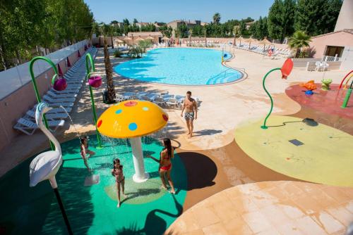 um grupo de pessoas brincando em um parque aquático em Mobil home 6/8personnes em Sérignan