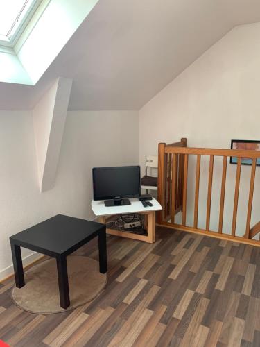 Cette chambre dispose d'un bureau et d'un ordinateur sur une table. dans l'établissement Appartement Plage de Kerfany les Pins, à Kerfany-les-Pins