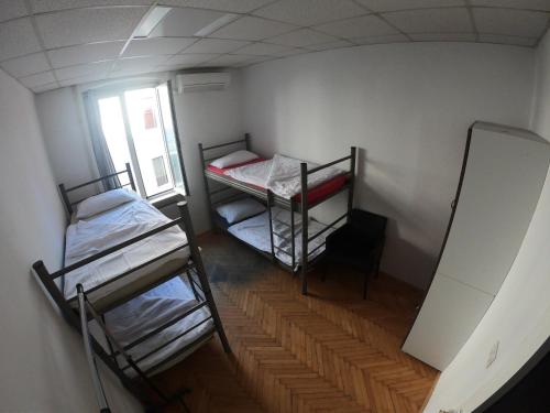 Hostel Histria Koper tesisinde bir ranza yatağı veya ranza yatakları