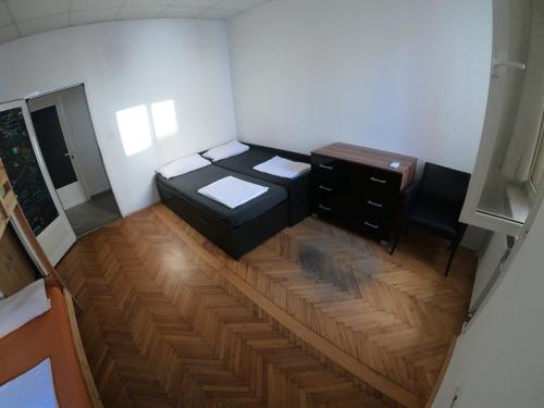 Ένα ή περισσότερα κρεβάτια σε δωμάτιο στο Hostel Histria Koper