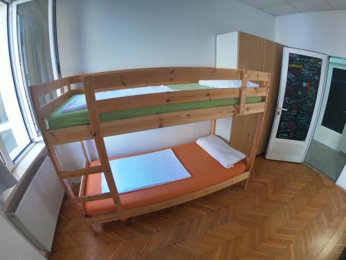 Ένα ή περισσότερα κρεβάτια σε δωμάτιο στο Hostel Histria Koper