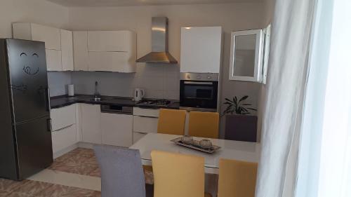 een keuken met een tafel en stoelen bij Apartment Ruby in Podstrana