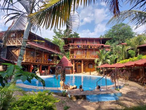 una piscina in un resort con persone di Madera Labrada Lodge Ecologico a Tarapoto