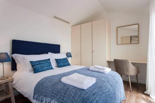 เตียงในห้องที่ Chiado River View Deluxe Apartment