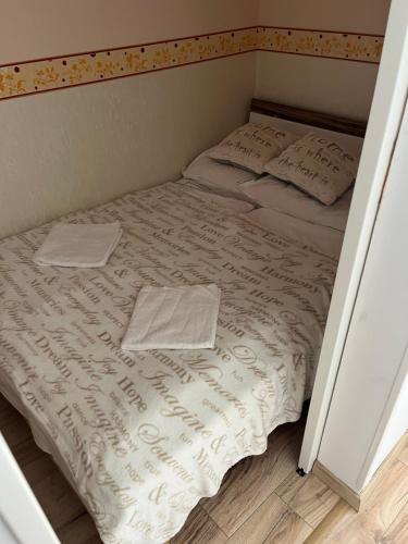 1 cama con 2 almohadas en una habitación en Mikszáth Apartman, en Balatonfüred
