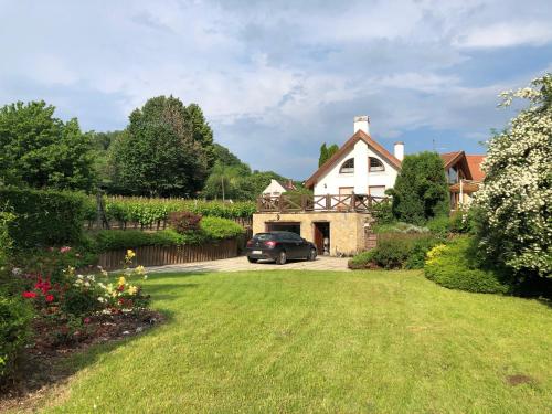 Vonkajšia záhrada v ubytovaní Spacious 3 bedroom house with heated pool