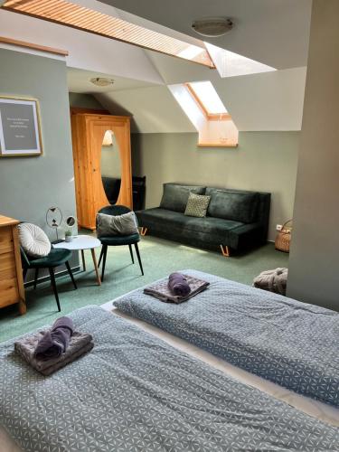 sypialnia z 2 łóżkami i salon w obiekcie Apartmán Dlouhá w mieście Bechyně