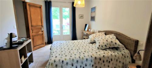 um quarto com uma cama, uma cómoda e uma janela em La SANATINA 2 em Saint-Zacharie