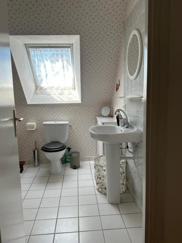 Koupelna v ubytování Maison Chapeau Saint Jacques - 400m de la plage