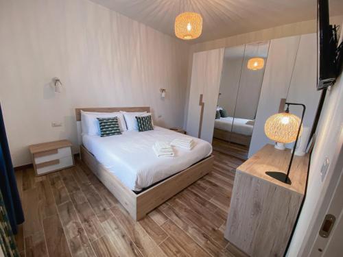 een kleine slaapkamer met een bed en een spiegel bij Alessandra's apartment in Sassari