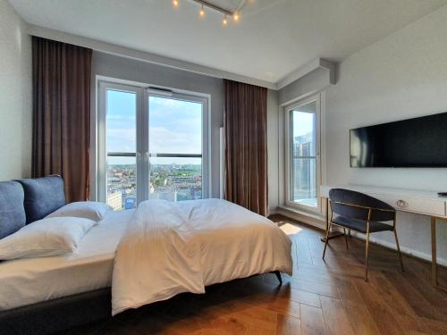 Postel nebo postele na pokoji v ubytování 15 piętro SOKOLSKA 30 TOWERS apartments - NEW - LUX - PARKING - SAUNA - GYM- and THE BEST VIEW in KATOWICE