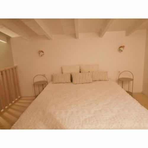 1 Schlafzimmer mit einem großen weißen Bett mit 2 Stühlen in der Unterkunft Alos 2 in Amolianí