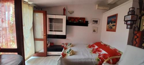a small room with a bed and a window at Apartman studio Babilo 1 in Omiš