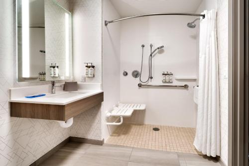 uma casa de banho com um lavatório e um chuveiro em Holiday Inn Express and Suites Helena, an IHG Hotel em Helena