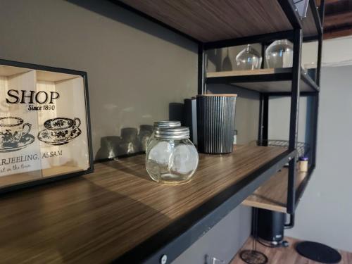 Kemudahan buat kopi dan teh di mosquito Luxury Studio