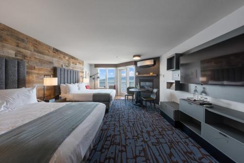 Habitación de hotel con cama grande y escritorio. en Cannery Pier Hotel & Spa en Astoria