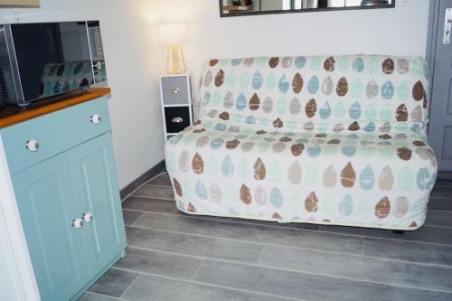 une chambre avec un lit avec un canapé et une table dans l'établissement Maison gde terr. front de mer - 4 couchages, à Leucate