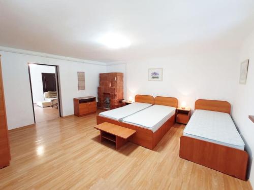 um quarto com 2 camas e piso em madeira em Private House with Garden 