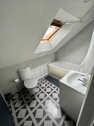 Felling的住宿－Spacious 4 Bed Property - Sleeps 8 in Gateshead，一间带卫生间和水槽的浴室