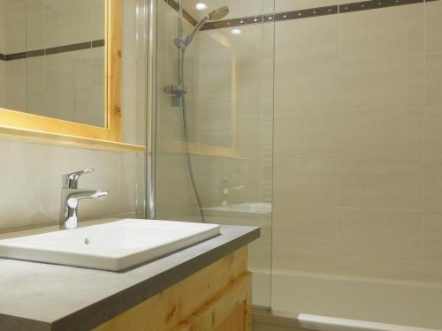 een badkamer met een wastafel en een douche bij Appartement Méribel, 2 pièces, 4 personnes - FR-1-182-48 in Méribel